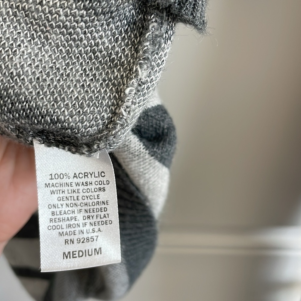Sweet n Sinful New York Women’s Gray Striped Cropped Long Sleeve Sweater - Med - Picture 4 of 4